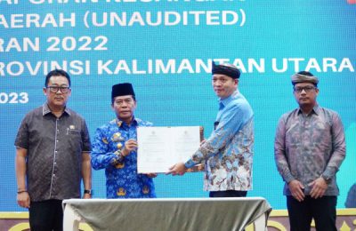 Gubernur Kalimantan Utara (Kaltara) Zainal Arifin Paliwang menyerahkan Laporan Keuangan Pemerintah Daerah (LKPD). (Ist)