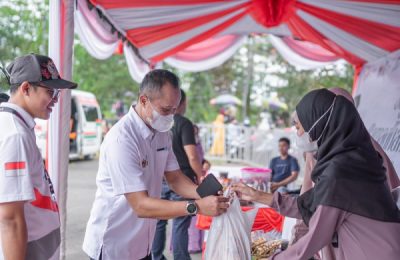 Pendistribusian paket sembako murah untuk masyarakat. (Ist)