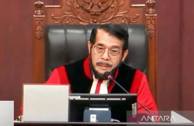 Tangkapan layar - Ketua Majelis Hakim Mahkamah Konstitusi Anwar Usman dalam sidang pembacaan putusan, dipantau dari kanal YouTube Mahkamah Konstitusi RI, di Jakarta, Jumat (14/4/2023). (Ist)