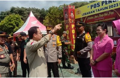 Bupati Katingan, Sakariyas meninjau Pos Pengamanan Lebaran. (Ist)