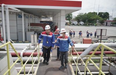 Eksekutif GM PT Pertamina Patra Niaga Taufiq Setyawan di Terminal BBM Terpadu Balikpapan, memastikan distribusi BBM dan LPG lancar ke titik-titik penyaluran. (Ist)