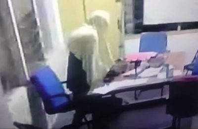 Aksi pencurian itu terekam kamera CCTV Kantor LBH Samarinda. (Ist)