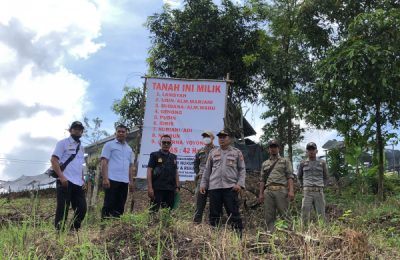 Pembongkaran spanduk diatas tanah aset pemerintah daerah di Kecamatan Sepaku, Kabupaten PPU. (Ist)