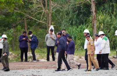 Gubernur Kaltara Drs H Zainal A Paliwang SH, M.Hum mendampingi Presiden Joko Widodo. (Ist)