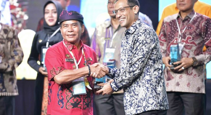 Penyerahan penghargaan oleh Kemendikbud Ristek itu, diberikan pada puncak Anugerah Merdeka Belajar. (Ist)