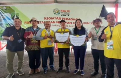Juara peserta terfavorit Peragaan Teknologi Pertanian alat pemimpil jagung yang diperagakan oleh Sugiarto (tiga dari kiri) dari Desa Klempang sari Kecamatan Kuaro dan Musrani (empat dari Kanan) dari Desa Damit Kecamatan Paser Belengkon. (Ist)