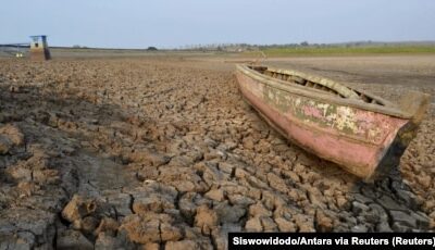 FILE - Perahu kayu terperangkap di dam Dawuhan, Madiun, Jawa Timur. (Photo: Siswowidodo/Antara via Reuters)