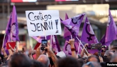 Para demonstran menunjukkan dukungannya terhadap pemain sepak bola Spanyol, Jennifer Hermoso, dalam aksi protes menentang ketua Asosiasi Sepak Bola Spanyol Luis Rubiales di Plaza Callao, Madrid, pada 28 Agustus 2023. (Foto: Reuters/Isabel Infantes)