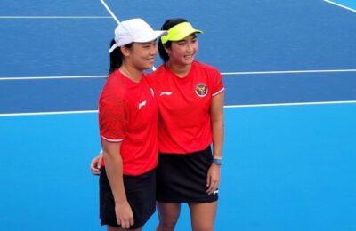 Pasangan Ganda putri tenis Indonesia Aldila Sutjiadi dan Janice Tjen meraih medali Perunggu pada Asian Games 2023 Hangzhou. Mereka bertanding di Lapangan 1, HOC Tennis Centre, Hangzhou. (Ist)