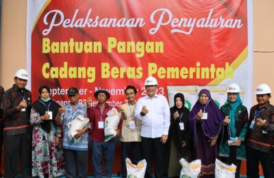 Direktur Utama Perum BULOG Budi Waseso saat menyalurkan secara langsung beras bantuan pangan kepada para keluarga penerima manfaat (KPM) di Gudang Klandasan Ilir Balikpapan. (Ist)