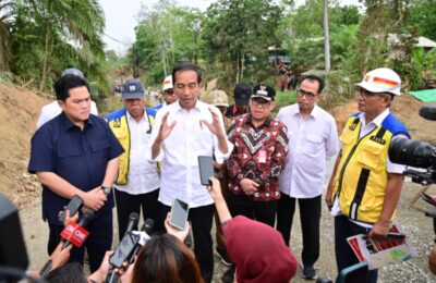 Presiden Jokowi memberikan keterangan pers usai meninjau penanganan IJD di Kabupaten Penajam Paser Utara, Kalimantan Timur. (Ist)