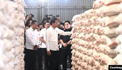 Presiden Jokowi meninjau stok cadangan beras nasional di Gudang Perum Bulog, di Kabupaten Bogor, Jawa Barat, Senin (11/9) (Biro Setpres)