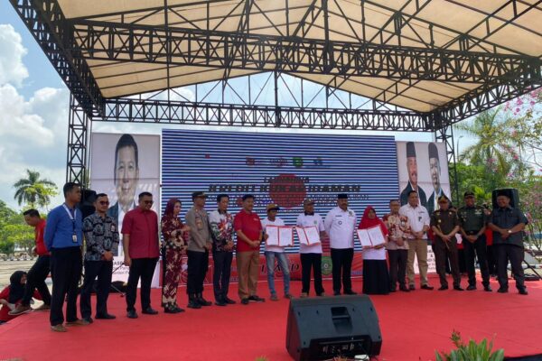 Penyerahan simbolis program KKI kepada perwakilan petani, nelayan, dan pembudidaya ikan di Kukar. (Ist)