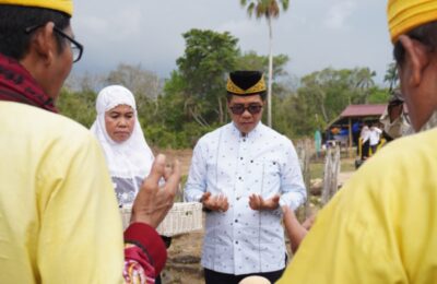 Syahrudin M Noor saat berkunjung ke makam Aji Raden Kusuma, di Desa Sesulu, dalam rangka Haul ke 3. (Ist)