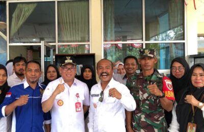 Achmad Fitriady (berkumis) saat menjamu kunjungan Pj Bupati Kabupaten PPU, Makmur Marbun saat ke kantor Kelurahan Petung. (Ist)