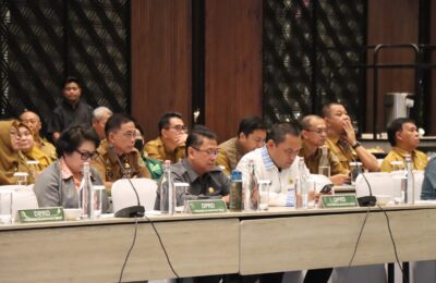 Ketua DPRD Kaltim Hasanuddin Mas’ud bersama Wakil Ketua DPRD Kaltim Seno Aji dan Sigit Wibowo, serta Sekreteris DPRD Kaltim Norhayati Usman Hadiri Konsultasi Publik Rancangan Awal RPJPD Kaltim Tahun 2025-2045, di Ballroom Hotel Mercure. (Ist)