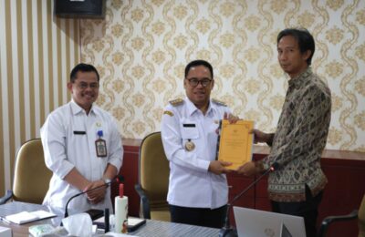 Pj Bupati PPU, Makmur Marbun (Tengah). (Ist)