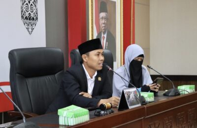 Anggota Komisi II DPRD Kaltim Encik Wardani Memberikan Pemahaman Tugas dan Fungsi DPRD Provinsi Kepada Siswa Siswi SMA Fastabiqul Khairat Samarinda. (Ist)