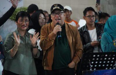 Pj Bupati PPU, Makmur Marbun bersama Isteri. (Ist)