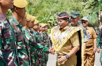 Gubernur Kalimantan Utara (Kaltara) Drs. H. Zainal A. Paliwang, S.H., M.Hum bersama Danrem 092/Maharajalila, Brigjend TNI Adek Chandra Kurniawan, S.IP., M.Han. (Ist)