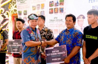 Gubernur Kaltara Drs. H. Zainal A. Paliwang, SH., M.Hum., menyerahkan bantuan alat ekonomi produktif. (Ist)