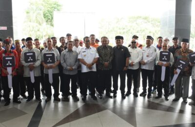 Pimpinan dan anggota DPRD Kaltim beserta Pj Gubernur Kaltim serahkan bantuan mobil ambulance kepada yayasan, lembaga, dan relawan di sejumlah kabupaten/kota se-Kaltim. (Ist)