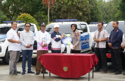 Sekda Kabupaten PPU, Tohar menyerahkan bantuan kendaraan operasional. (Ist)