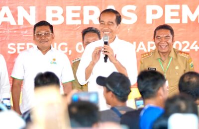 Presiden Joko Widodo dalam acara pembagian langsung beras Bantuan Pangan kepada sejumlah Keluarga Penerima Manfaat (KPM) di Gudang Bulog Umbul Tengah Serang, Senin (8/1/2024)/Foto: Istimewa/BPMI Setpres/Bulog