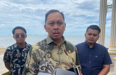 Kepala Kejaksaan Negeri Kabupaten PPU, Faisal Arifuddin (tengah). Jumat (05/01/2024). (ESY)