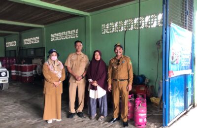 Lurah Petung, Achmad Fitriady, bersama Sekretaris Kelurahan Petung, Azis Andrian dan juga Kepala Seksi Pemberdayaan Masyarakat dan Kesejahteraan Sosial, Marliana. (Ist)