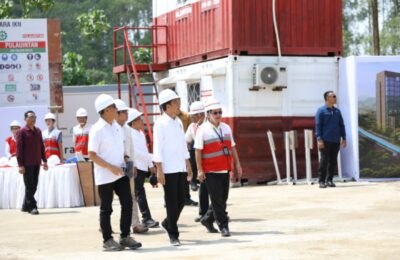 Presiden RI Joko Widodo (Jokowi) meninjau proyek pembangunan Hotel Nusantara di Ibu Kota Nusantara (IKN) pada Rabu (20/12/2023). Setelah melihat langsung, Presiden menyatakan optimis dapat rampung dan digunakan pada Agustus 2024. Foto: Humas Otorita Ibu Kota Nusantara