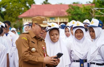 Pj Bupati PPU, Makmur Marbun saat Bergama siswa SMPN 11 Labangka Barat. (Ist)