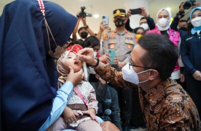 Menkes Budi Gunadi Sadikin memberikan vaksinasi Polio tetes kepada balita/Foto: Kemenkes. (Ist)