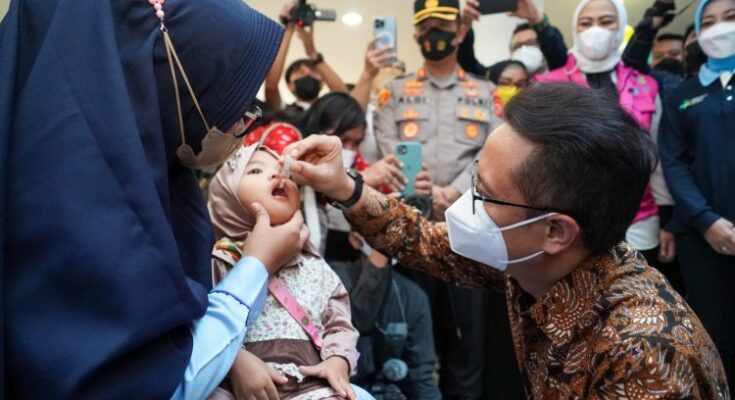 Menkes Budi Gunadi Sadikin memberikan vaksinasi Polio tetes kepada balita/Foto: Kemenkes. (Ist)