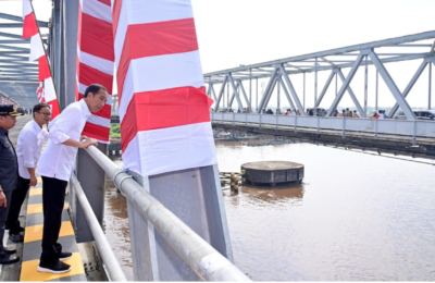 Presiden Joko Widodo meninjau duplikasi Jembatan Kapuas I, Kota Pontianak, Provinsi Kalimantan Barat. (Ist)