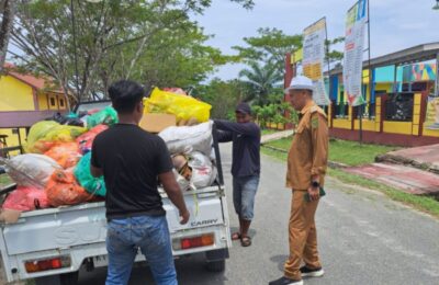 Kades Giripurwa, Mas Habi Rudianto (Topi Putih) saat memantau kegiatan pemungutan sampah gratis untuk masyarakat. (Ist)
