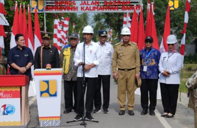 Presiden Joko Widodo didampingi oleh Menteri PUPR Basuki dan pejabat lain meresmikan Ruas Jalan di ruas Pasir Panjang-Parit Kedaung Mempawah, Kalimantan Barat. (Ist)