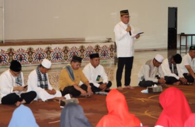 Safari Ramadan, Makmur Marbun Berikan Bingkisan Kepada Tokoh Agama dan Tokoh Masyarakat. (Ist)