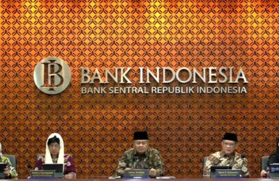 Gubernur Bank Indonesia (BI) Perry Warjiyo ((ketiga dari kiri) dalam konferensi pers di Gedung BI. (Ist)