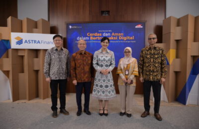 Talkshow Literasi Keuangan Digital bertajuk: Cerdas dan Aman Bertransaksi Digital, kolaborasi antara Otoritas Jasa Keuangan (OJK) dan Astra Financial, dihadiri oleh Edukasi, dan Pelindungan Konsumen OJK, Friderica Widyasari Dewi (tengah) dan Director-in-Charge Astra Financial, Suparno Djasmin, Executive-in-Charge, Rudy Chen. Serta pembicara yaitu Deputi Direktur Pelaksanaan Edukasi Keuangan OJK, Halimatus Sadiyah dan Direktur Astra Credit Companies, Mohammad Farauk. (Ist)
