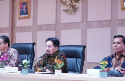 Sekretaris Utama Bapanas Sarwo Edhy dengan ditemani Deputi Konsumsi dan Keamanan Pangan Bapanas Andriko Noto dan Pejabat Bapanas dalam acara Rembug Organisasi KAKPN. (Ist)
