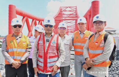 Menhub Budi Karya Sumadi bersama pihak terkait saat meninjau progress pembangunan jalur kereta di Simpang Joglo, Solo. (Ist)