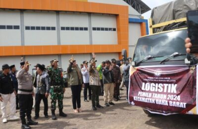 Penjabat (Pj) Bupati Hulu Sungai Selatan (HSS), Kalimantan Selatan (Kalsel) Hermansyah secara seremonial melepas armada distribusi logistik Pemilu 2024. (Ist)