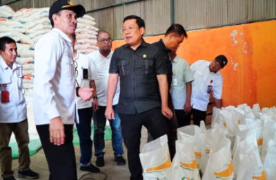 Kepala Bapanas Arief Prasetyo Adi saat mengunjungi stok beras di Gudang Perum Bulog Sidomulyo, Bengkulu. (Ist)