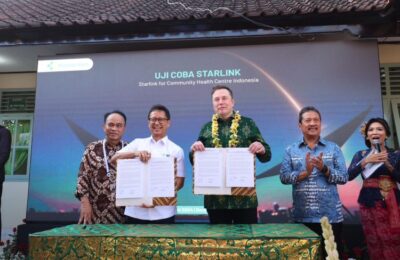 Menkes Budi Gunadi Sadikin bersama CEO SpaceX Elon Musk dan pejabat terkait dalam kerjasama sediakan akses internet untuk puskesmas terpencil dan terluar. (Ist)