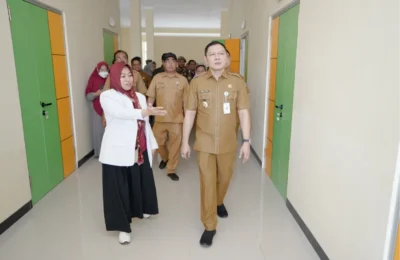 Bupati Paser dr. Fahmi Fadli meninjau sejumlah bangunan dan fasilitas kantor. (Ist)