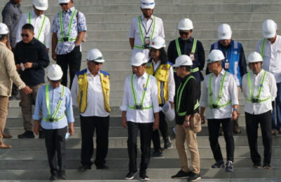 Presiden Jokowi saat meninjau pembangunan Gedung Istana Negara dan Lapangan Upacara di Kawasan Istana Kepresidenan IKN. (Ist)