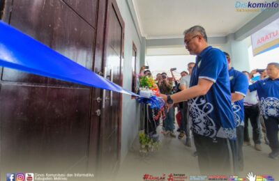 Bupati Malinau Wempi saat melakukan pemotongan pita sebagai tanda diresmikannya GOR. (Ist)