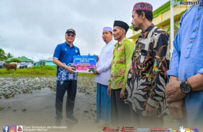 Bupati Malinau Wempi saat menyerahkan secara simbolis hewan kurban kepada perwakilan pengurus masjid. (Ist)
