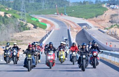 Presiden Joko Widodo mengendarai sepeda motor untuk meninjau progres pembangunan jalan tol Ibu Kota Nusantara (IKN). (Ist)